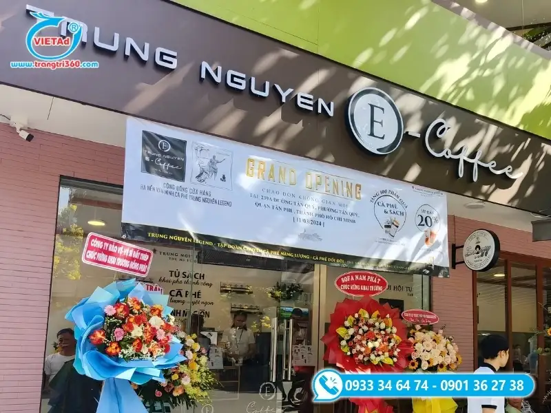 Băng rôn thông báo chương trình ưu đãi khai trương treo phía trước mặt tiền quán