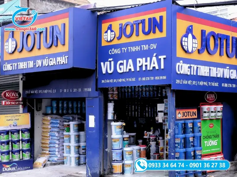Bảng hiệu thường gồm tên cửa hàng, logo phân phối và chứng nhận đại lý ủy quyền trên biển
