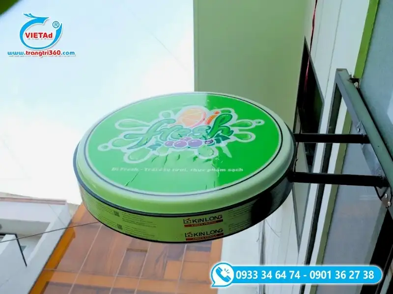 Kỹ thuật viên Quảng Cáo Việt kiểm tra độ an toàn điện và độ sáng đèn LED của bảng hiệu trước khi bàn giao