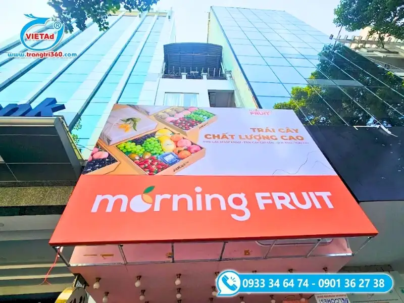 Bảng hiệu bạt Hiflex in hình ảnh trái cây tươi căng trên khung sắt hộp
