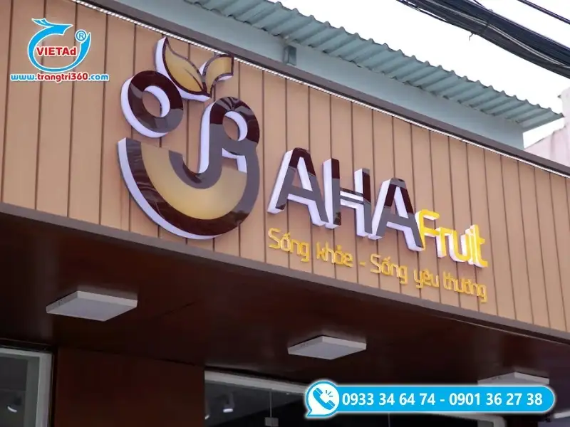 Mẫu bảng hiệu tone nâu gỗ, chữ nổi Mica sáng bóng