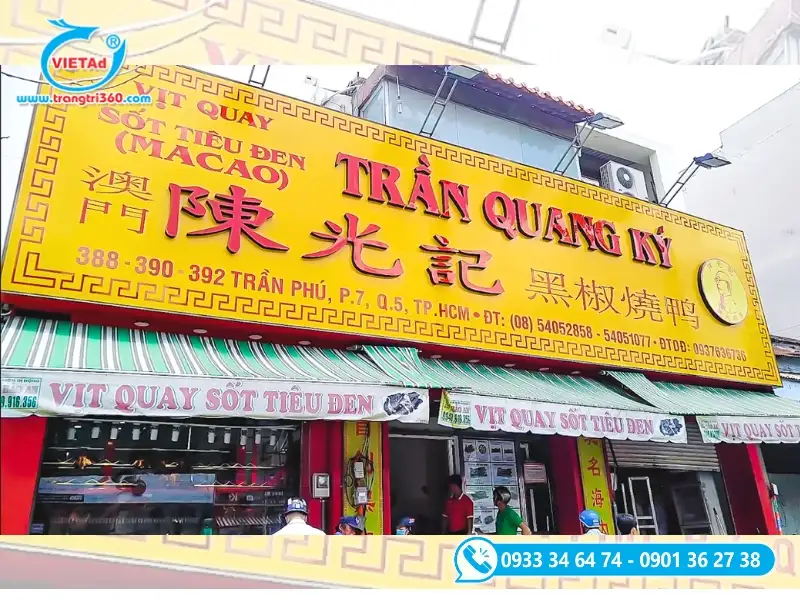 Đội ngũ kỹ thuật viên Quảng Cáo Việt tiến hành lắp đặt và căn chỉnh bảng hiệu