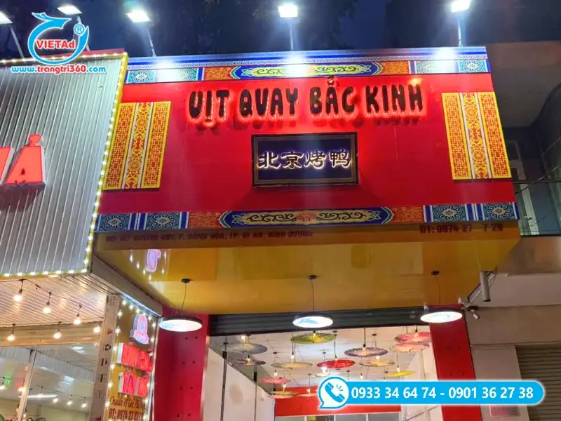 Mặt tiền hoàn thiện thực tế của tiệm vịt quay với hệ thống bảng hiệu và đèn chiếu sáng ban đêm