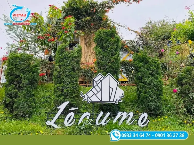 Không gian mặt tiền homestay hoàn thiện bảng hiệu và sẵn sàng đón khách lưu trú