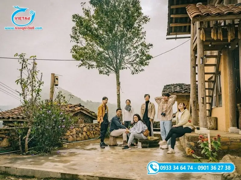 Khách lưu trú sinh hoạt và dùng bữa cùng gia đình chủ nhà trong không gian bản địa tại homestay truyền thống