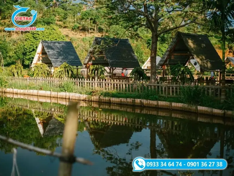Khuôn viên homestay kết hợp vườn trồng rau củ và khu chuồng trại chăn nuôi
